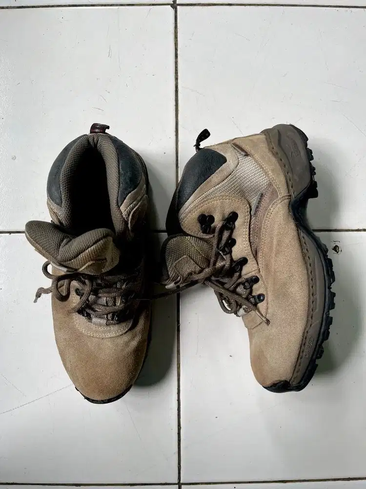 Sepatu Gunung Hi-Tec