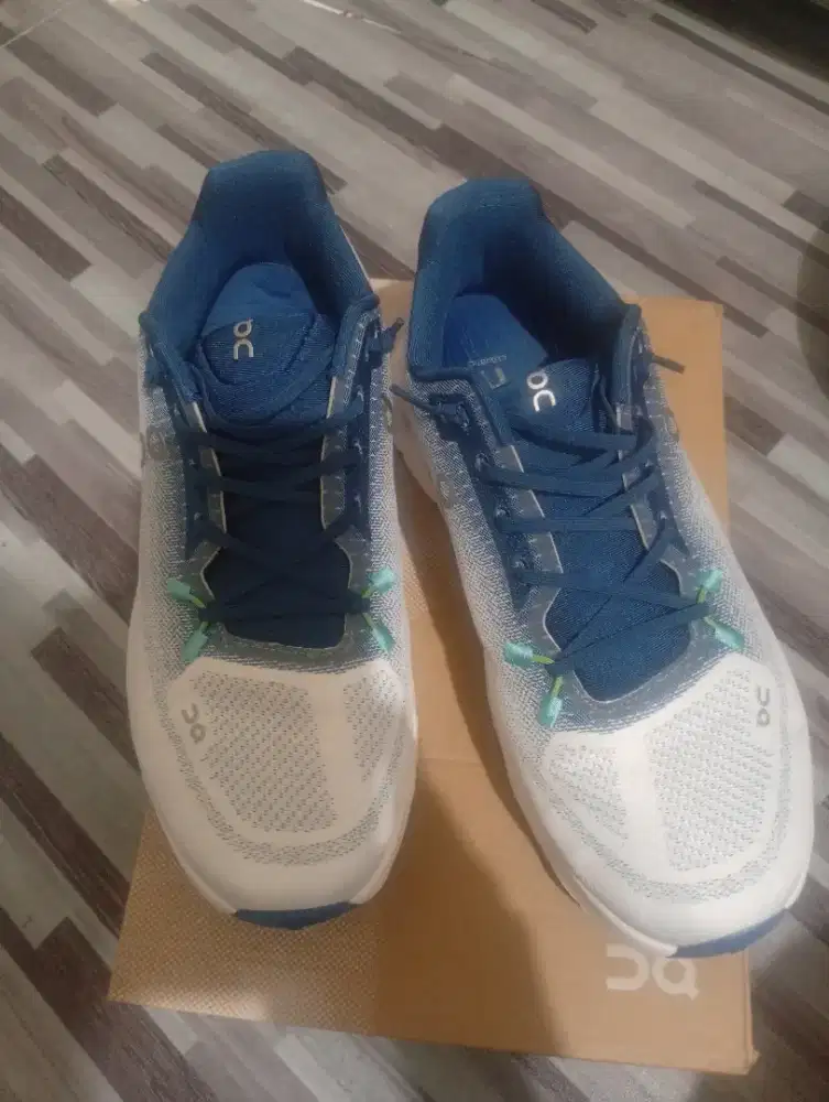 Sepatu pria sesuwai foto