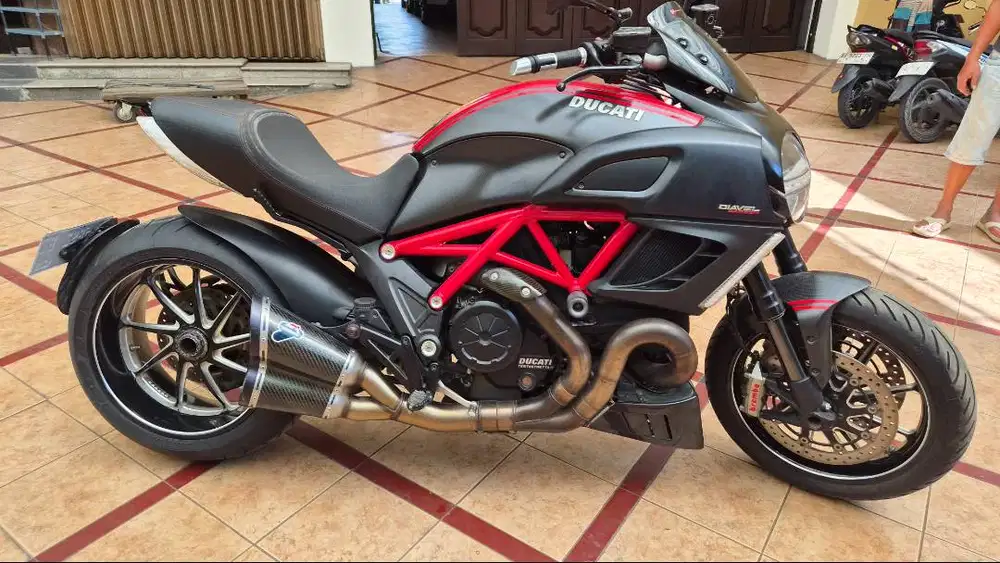 2012 DUCATI DIAVEL CARBON