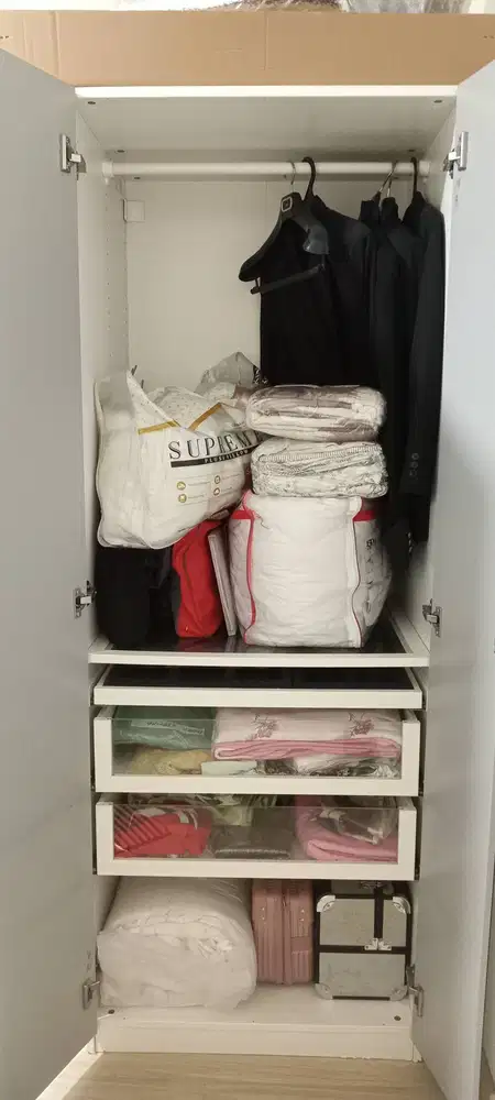 Lemari pakaian Kaca