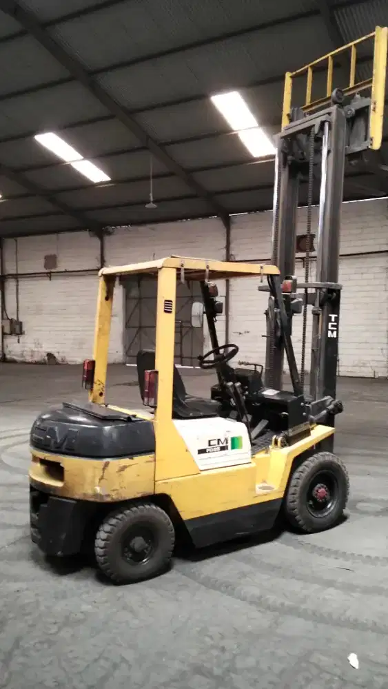 Jual forklift 2 unit daewoo sama CTM. 2,5 ton minat nego di tempat.