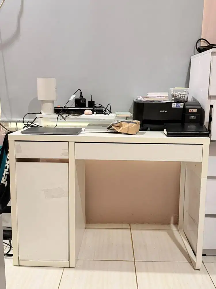 Meja Kerja Ikea dan Kursi Informa