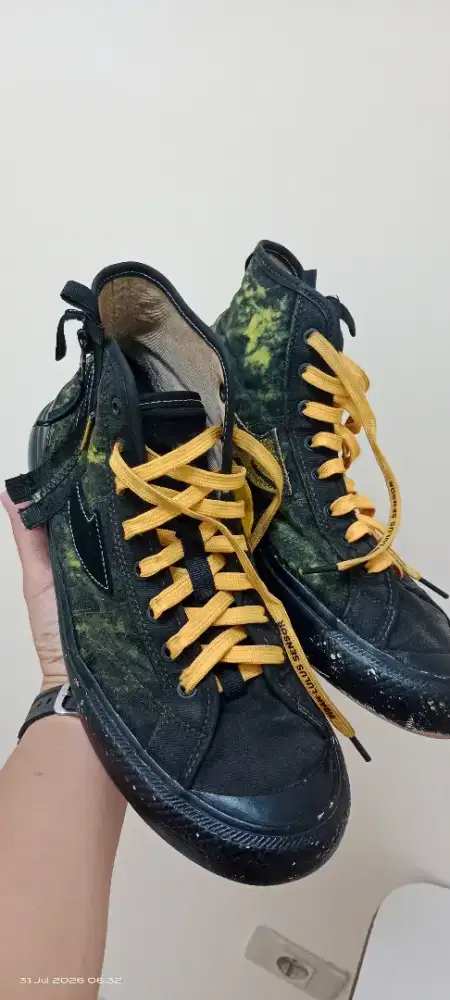 Sepatu commpas motif rare