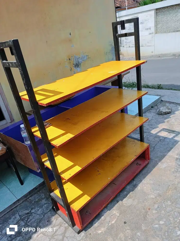 Rak Besi dan Rak Kayu