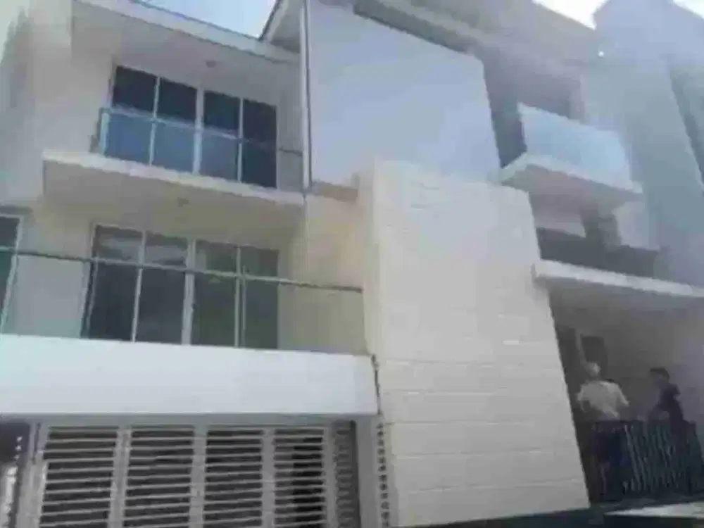DISEWA RUMAH 2.5 LANTAI KAMAR ADA 4 SIAP HUNI HADAP TAMAN BEBAS PARKIR DI CITRA 6