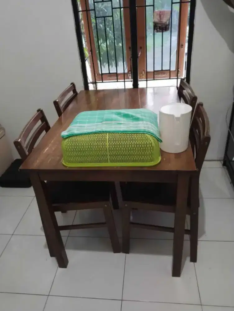 Meja makan informa