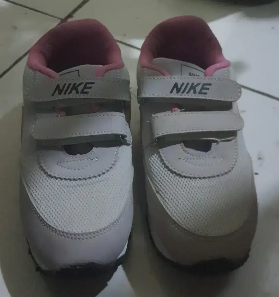 Sepatu anak perempuan merk nike
