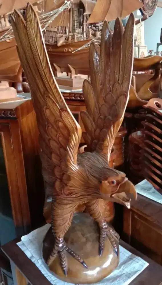 Burung Elang / Garuda patung pahatan kayu utuh trembesi