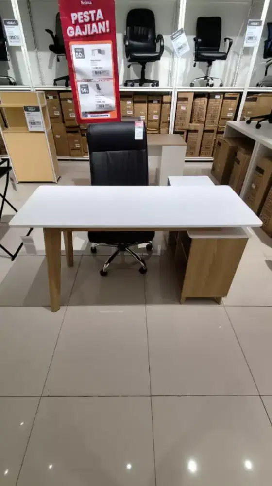 MEJA KANTOR TIPE SUDUT