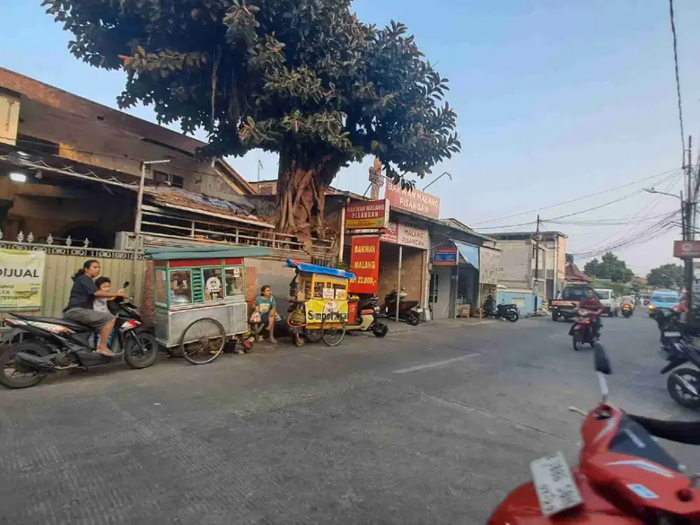 Jual Murah Rumah Tua Hitung Tanah 10jt per M2 di Pisangan Timur Jakarta Timur, strategis cocok untuk usaha, area komersial, akses 2 mobil, rute Jaklingko, ex kos kos an, hanya 2.7M nego sampai jadi