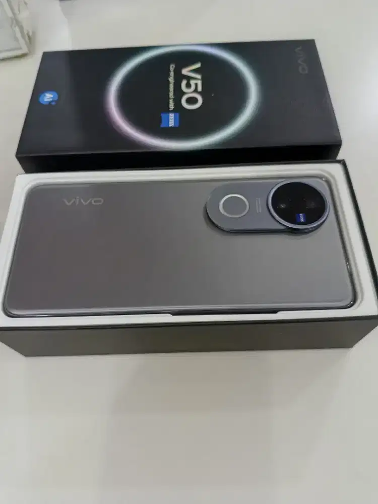 dijual Vivo V50 5G 12/256,black,mesin bagus ,belum pernah bongkar,,box