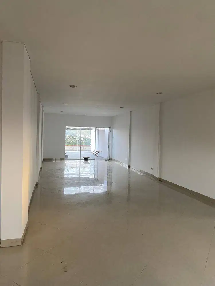 Disewakan Ruko 4 lantai di Mainroad Jalan Dr. Junjunan Bandung
