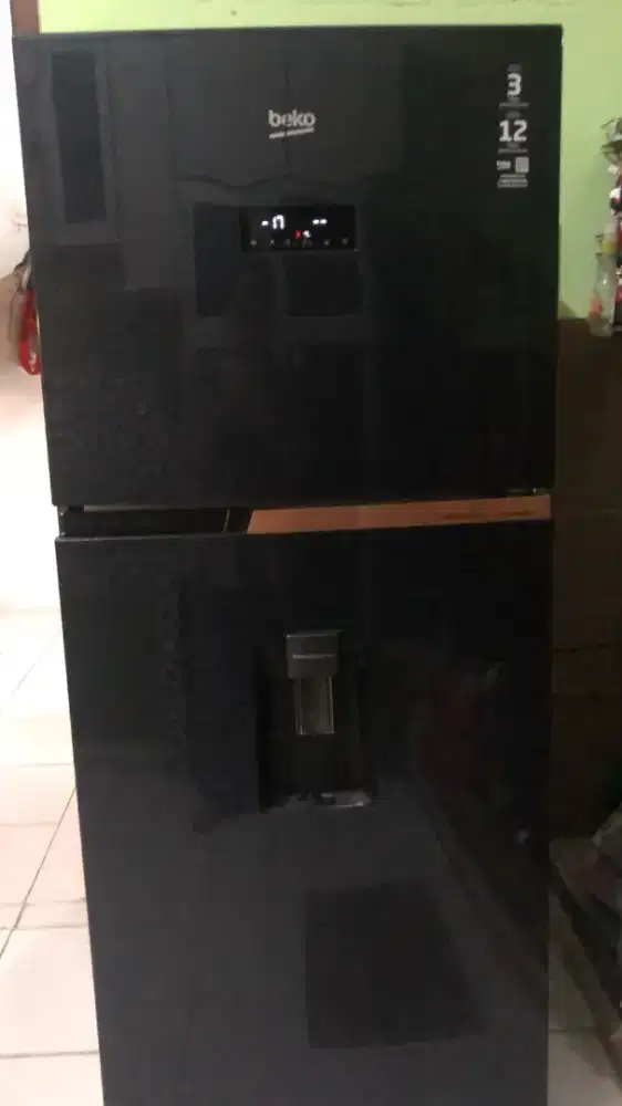 Lemari es 2 pintu,water dispenser,merk Bek0.