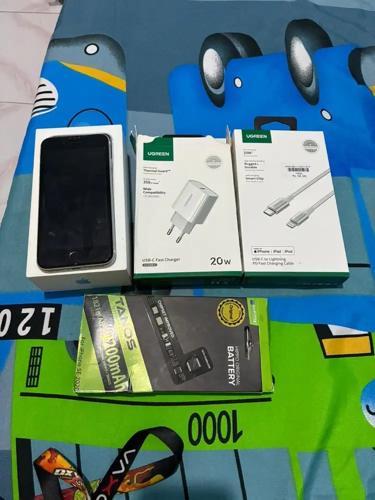 Iphone SE 2020 white 64GB ex Digimap + kabel dan charger Ugreen