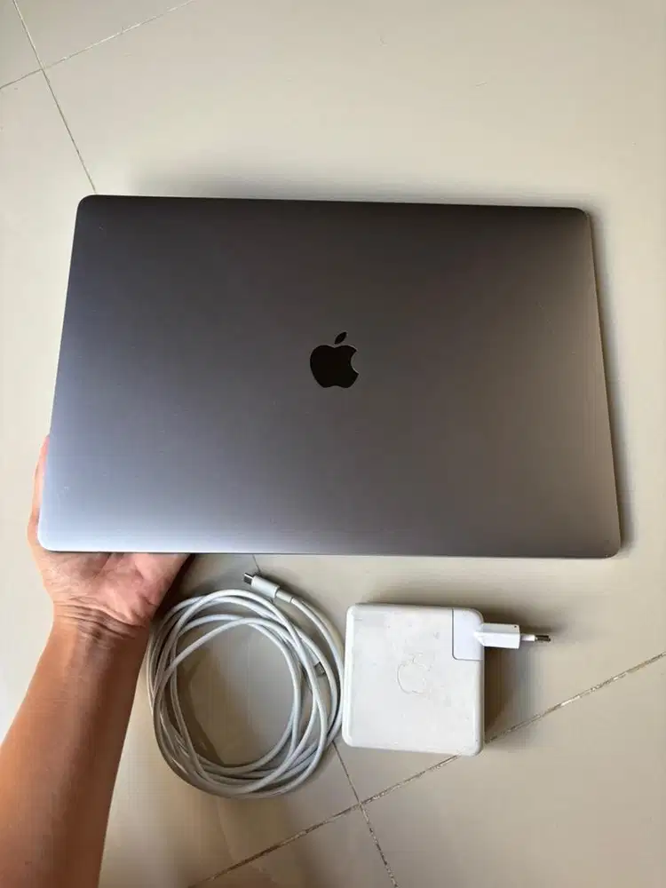 MacBook Pro 2017 15inch Touch Bar i7 16/256GB