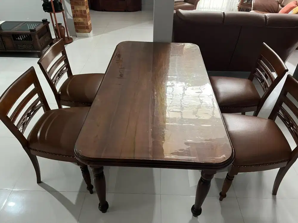 Meja makan besar dan kursi
