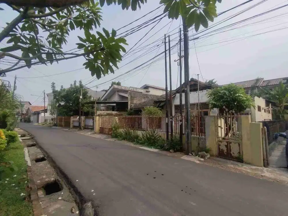 Dijual cepat rumah tua hitung tanah di jl Pangkalan Jati Cipinang Melayu , Makasar Jakarta Timur