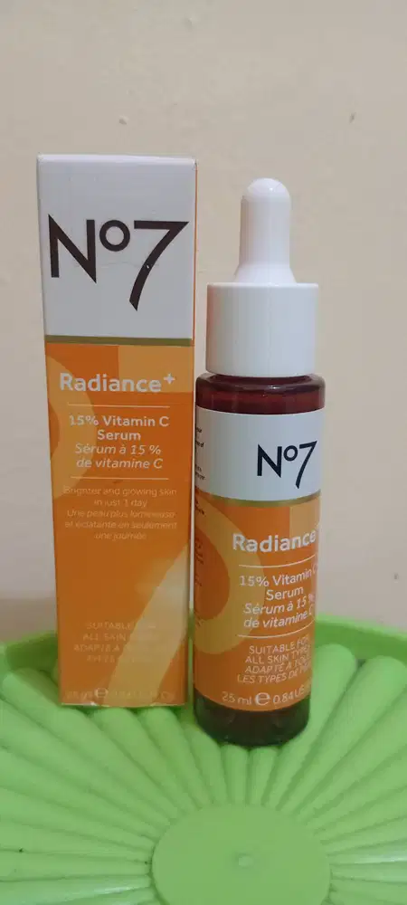 Serum wajah vitamin C merk no7.