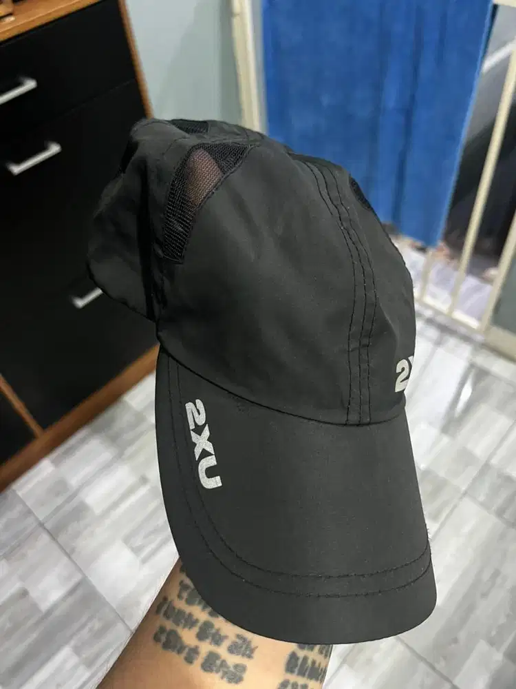 Topi lari 2xu hitam