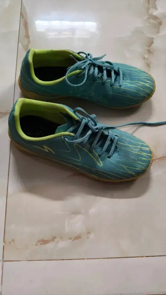 Sepatu futsal merk SPECS ukuran 35