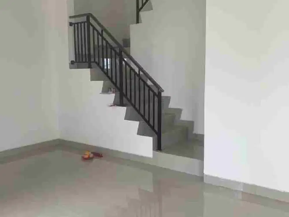 DISEWAKAN SANGAT MURAH RUMAH BESAR PIK MILENIAL 8X10 2LT KOSONGAN