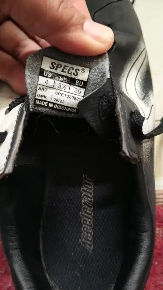 Sepatu futsal merk SPECS ukuran 36