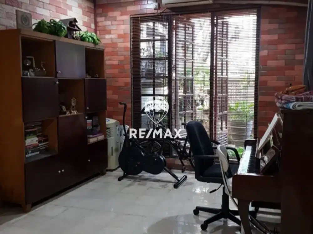 Tanah Strategis Kebayoran Baru (Bonus Bangunan) – Lebar Muka 14m, Cocok untuk Klinik/Salon!