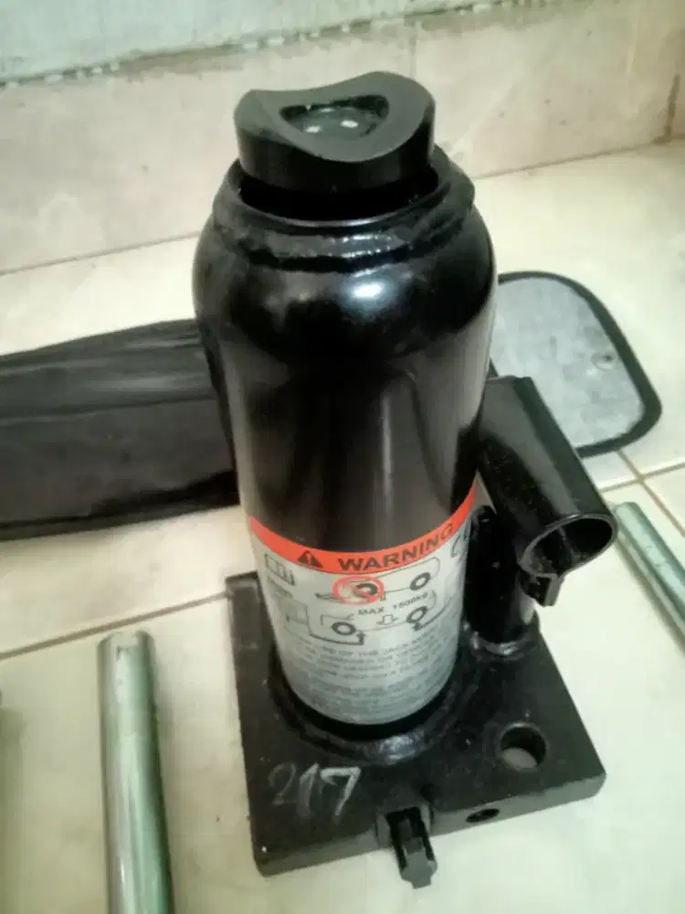 Dongkrak PAJERO masih mulus . Belum pernah turun aspal