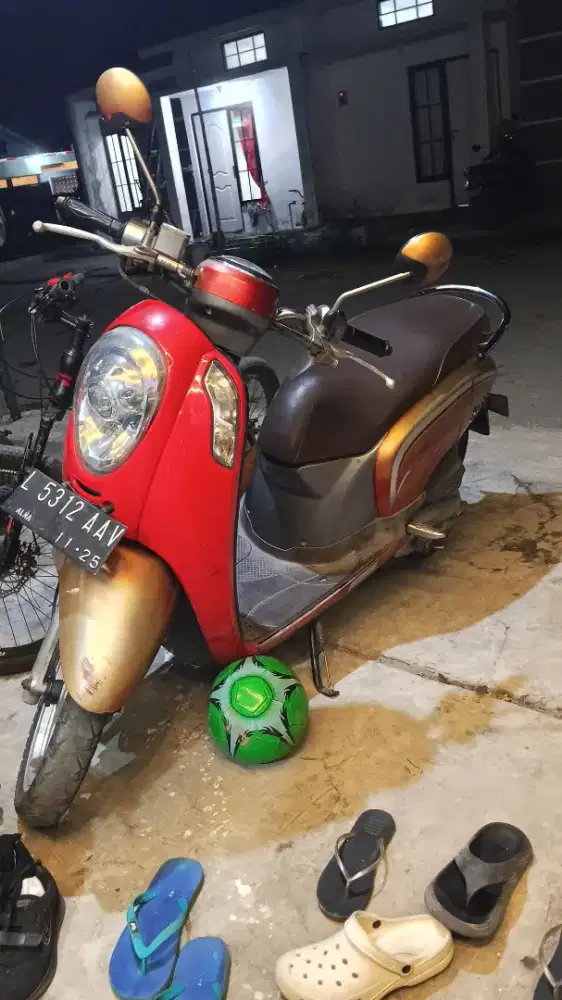 Honda Scoopy merah delima