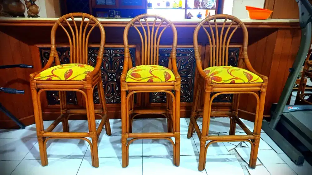 3 Kursi Bar Rotan Berkwalitas Kondisi Baik