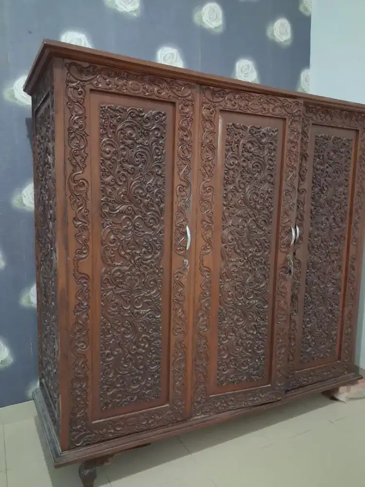 LEMARI KAYU JATI UKIR 3 PINTU