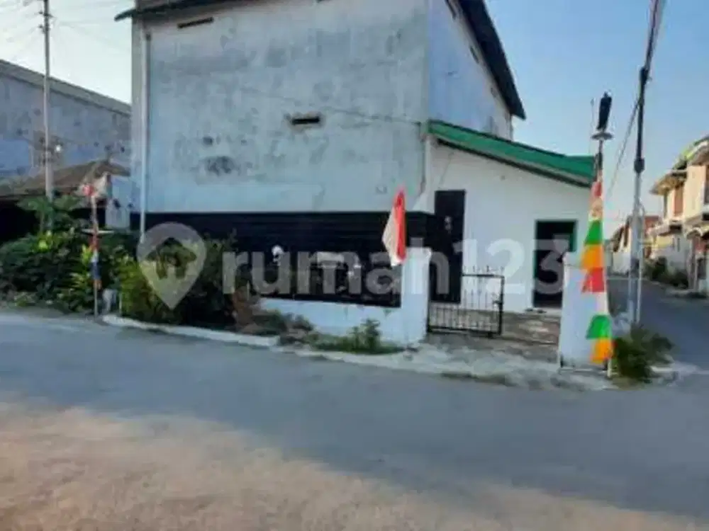 Rumah Burung Aktif di Tengah Perumahan Daerah Mejasem