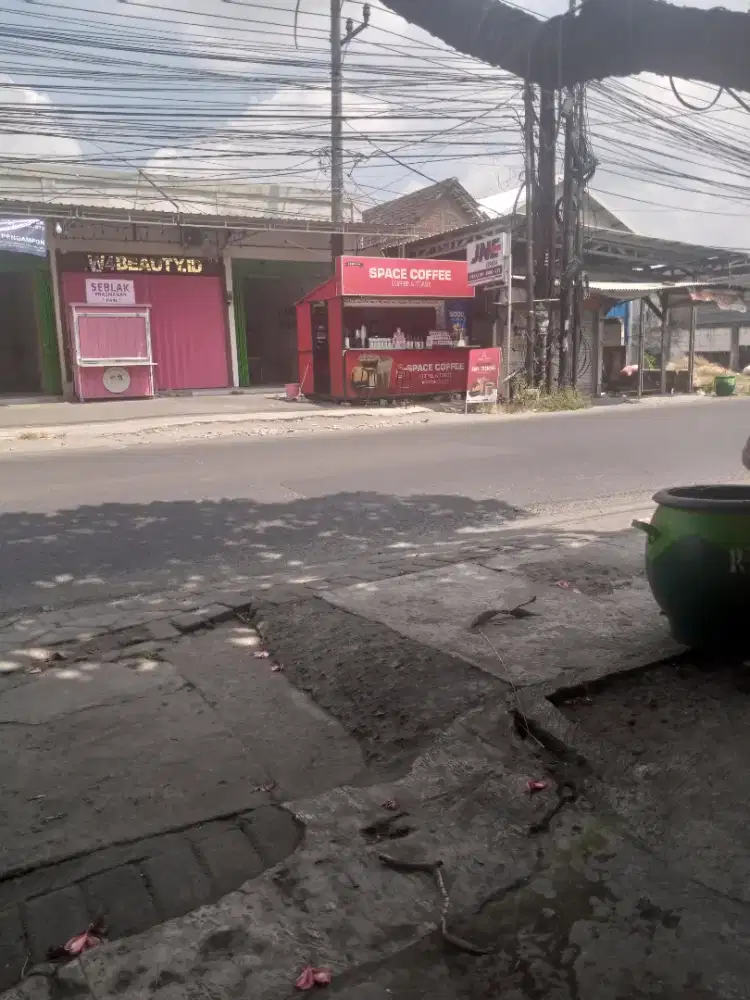 Penjaga outlet dan rider kelilng