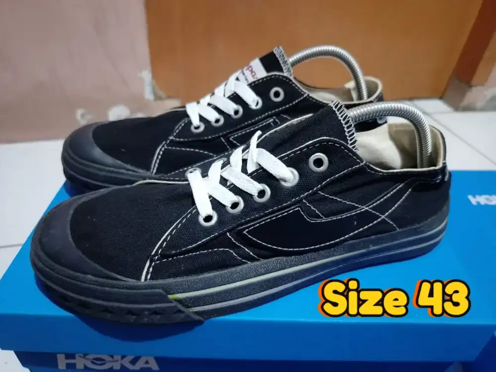SEPATU SERBA 100