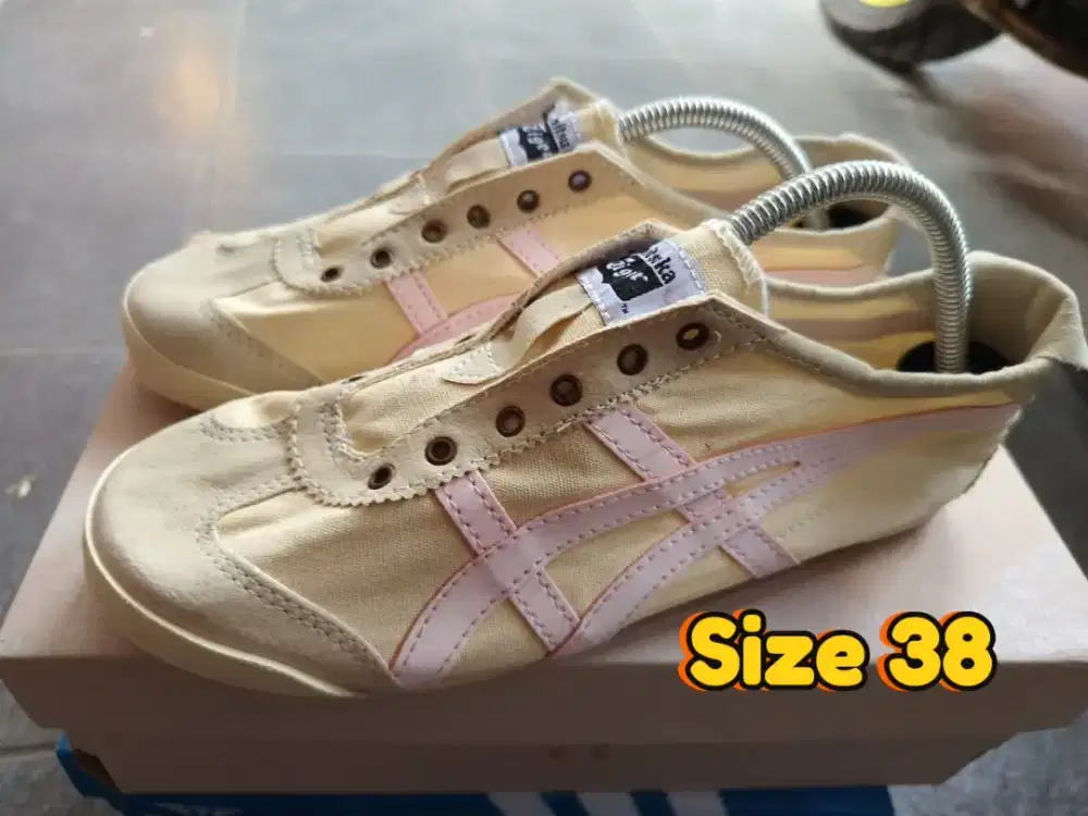 SEPATU SERBA 100