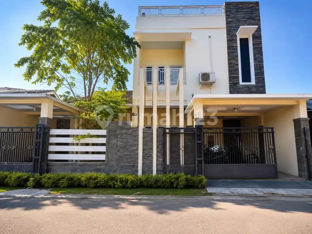 Rumah 2 Setengah Lantai dengan Rooftop Dikawasan Strategis