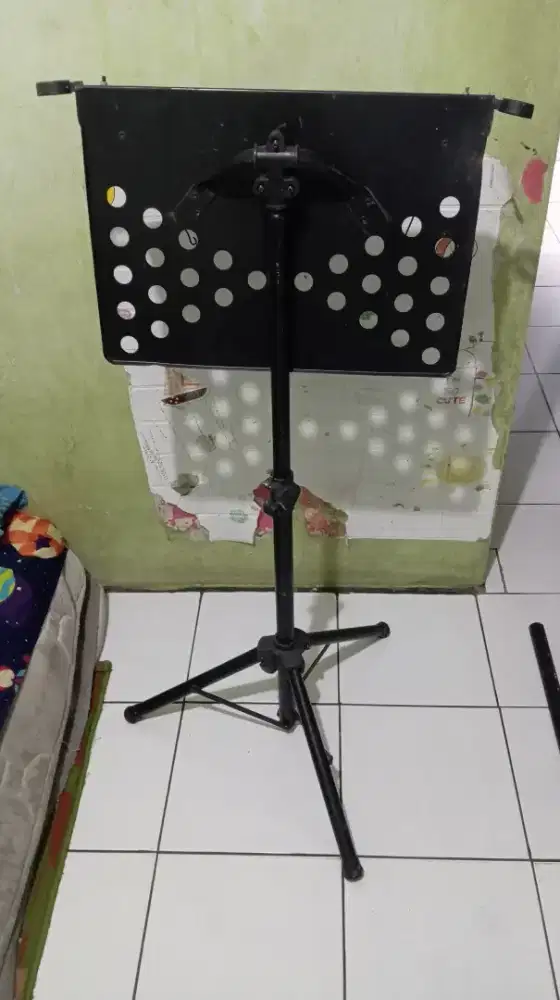Stand keyboard kondisi bagus bisa di lipat