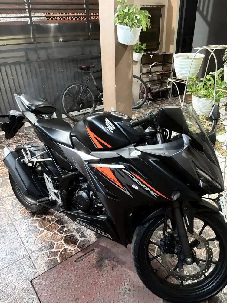 Dijual Cepat CBR150 ABS 2019 – Kondisi Terawat, Siap Pakai