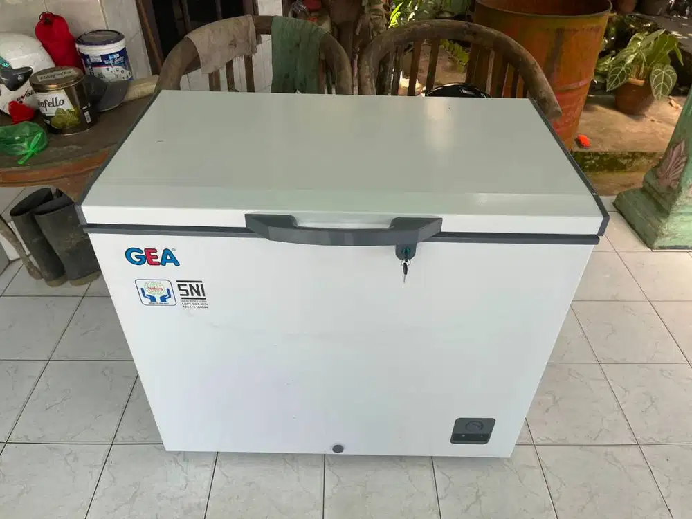 Dijual Chest Freezer GEA 220 Liter – Kondisi Normal & Siap Pakai