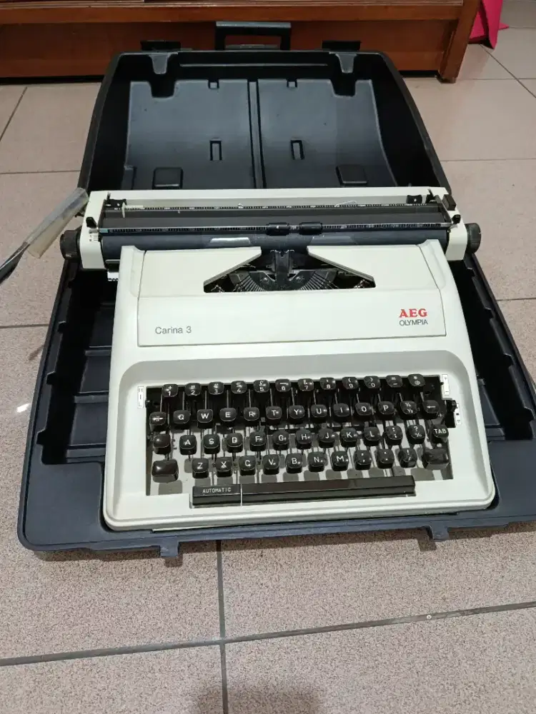 Mesin tik Carina 3 Olympia AEG