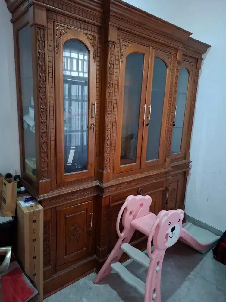 Lemari pajangan kayu jati
