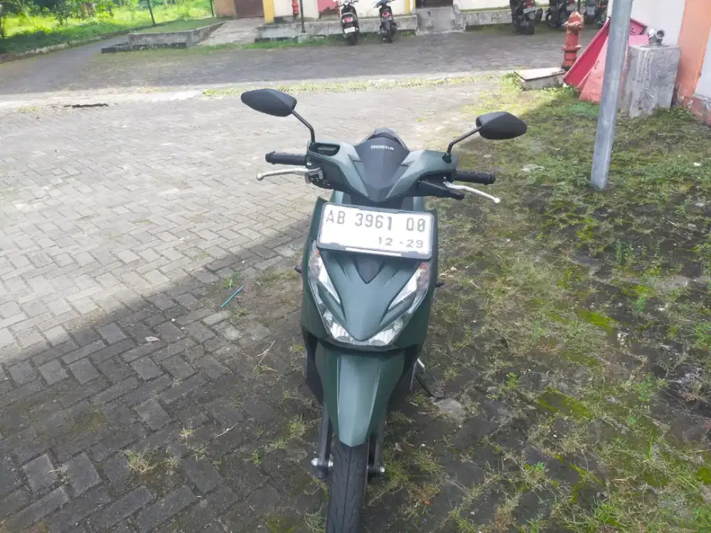motor beat warna hijau THN 2024