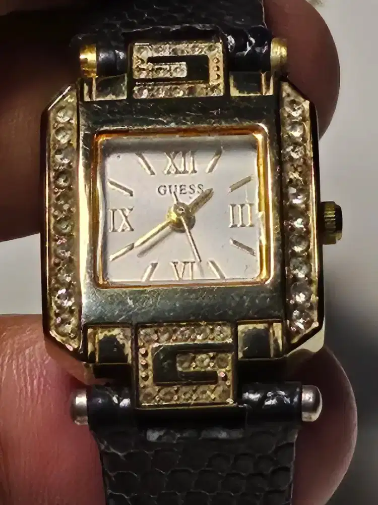Jam tangan wanita merk Guess