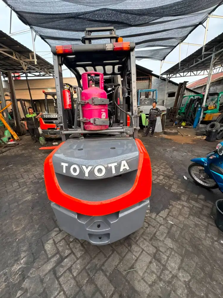 TOYOTA 8FG30 3 TON MAST 4,5 METER GASOLINE TAHUN MUDA SIAP KERJA