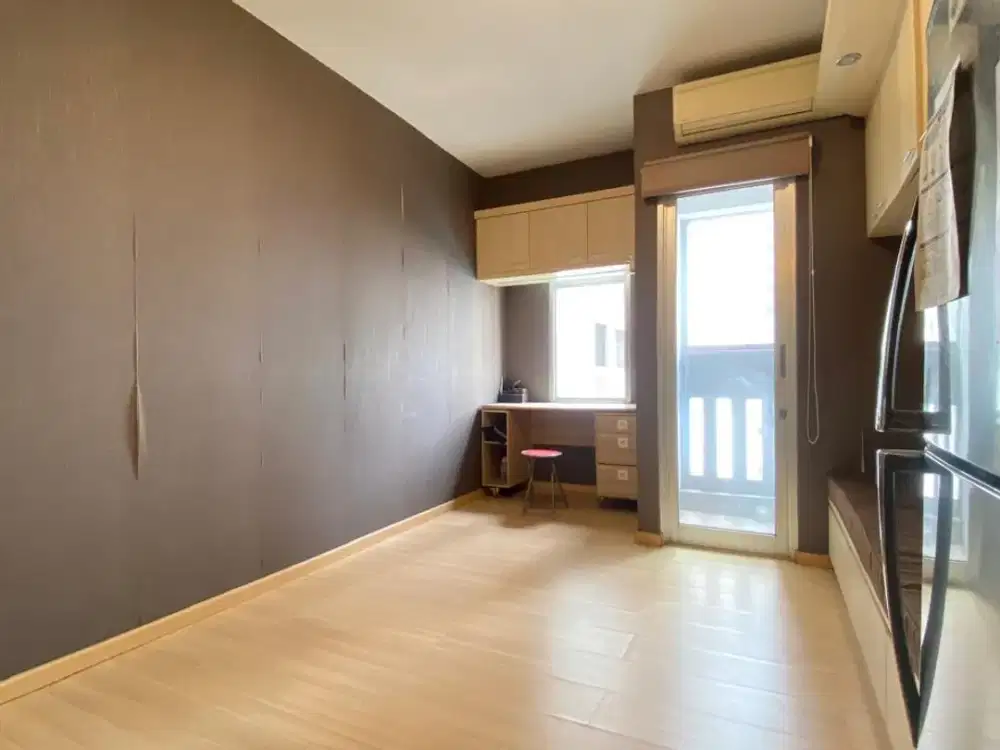 Disewakan Studio Green Bay Pluit Modern Minimalist with Dark Wood Accents  Dekat Baywalk Mall, Tol & TransJakarta