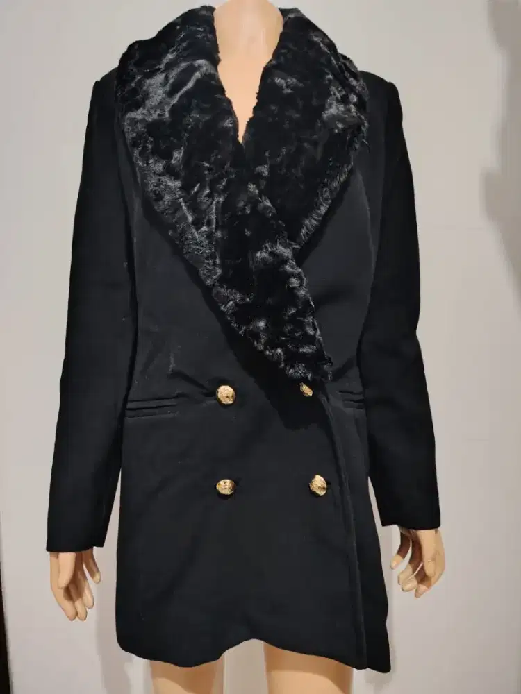 MANGO Farah double-breasted blazer atau varian mantel musim dingin
