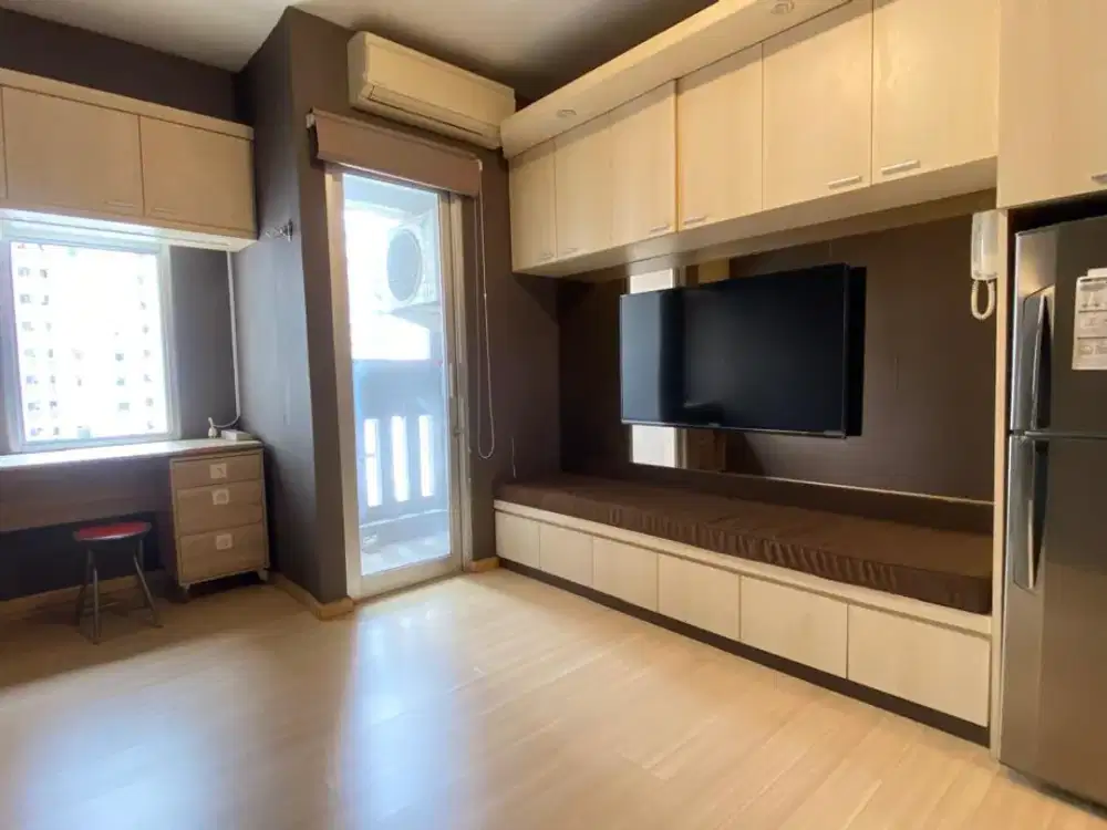 Disewakan Studio Green Bay Pluit Bayview Modern Minimalist with Dark Wood Accents Low Floor Tower Favorit Walk to Baywalk Mall