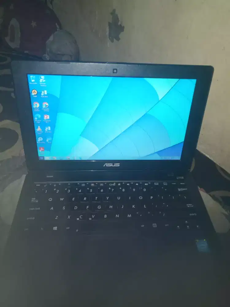 Dijual laptop Notebook Asus 2012, masih bagus lengkap sama chager asus