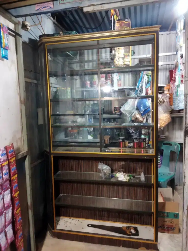 Etalase lemari kaca rak pajangan
