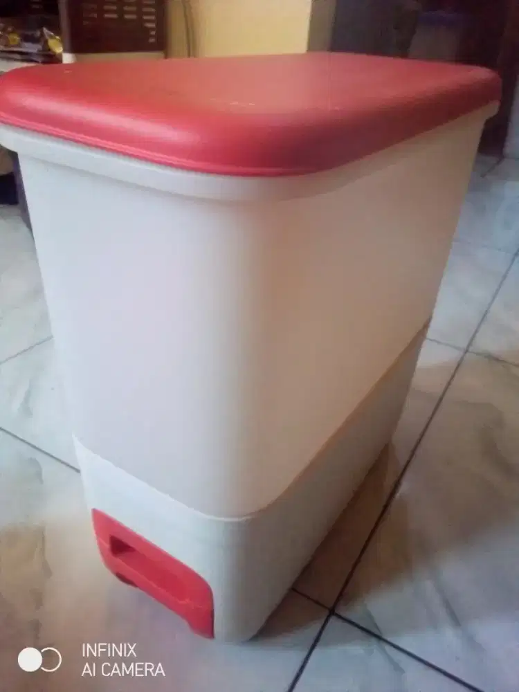 Tempat beras Tupperware